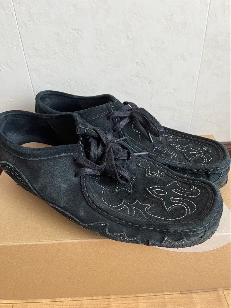 靴 supreme clarks