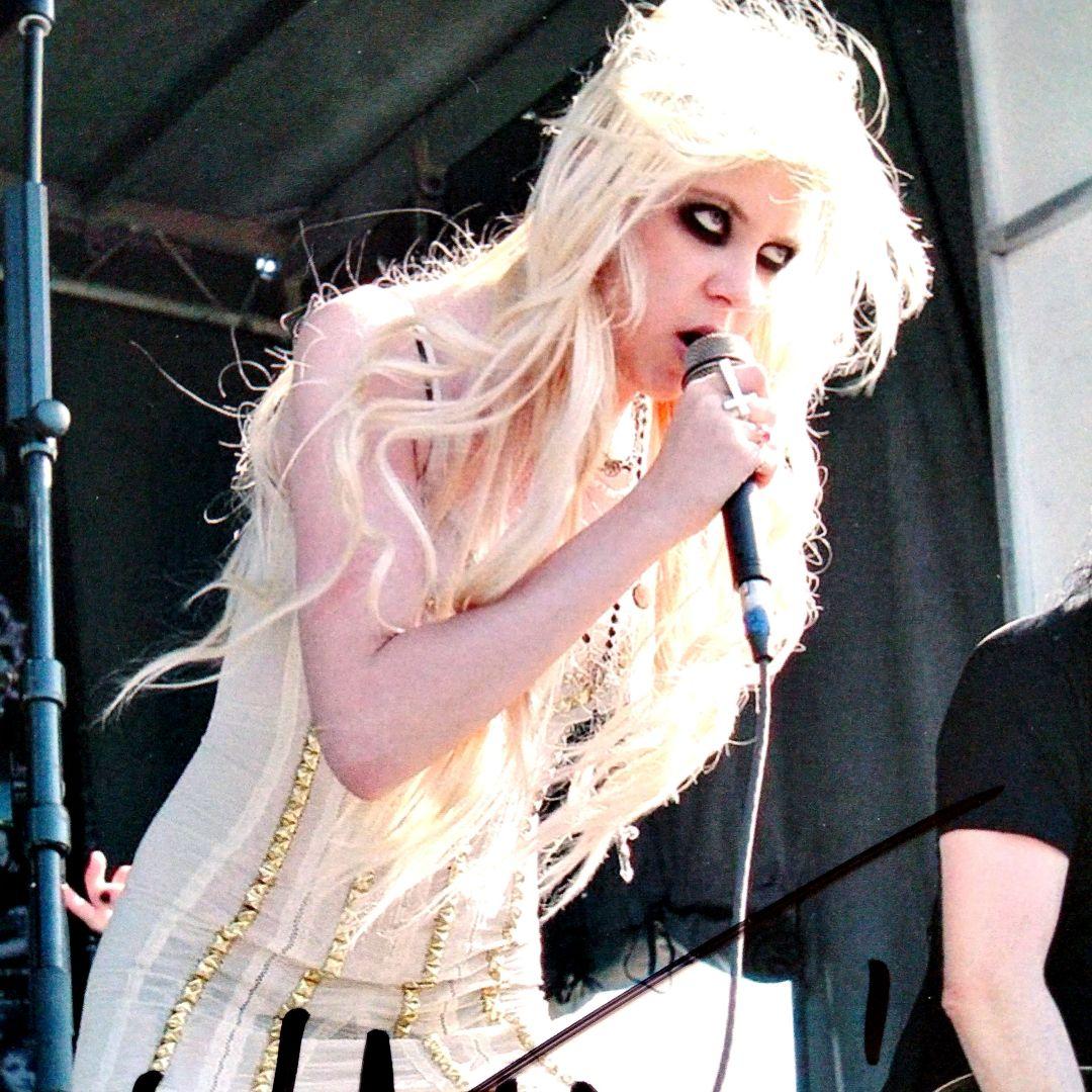 テイラー・モンセン直筆サイン入り2Lサイズ写真…Taylor Momsen…