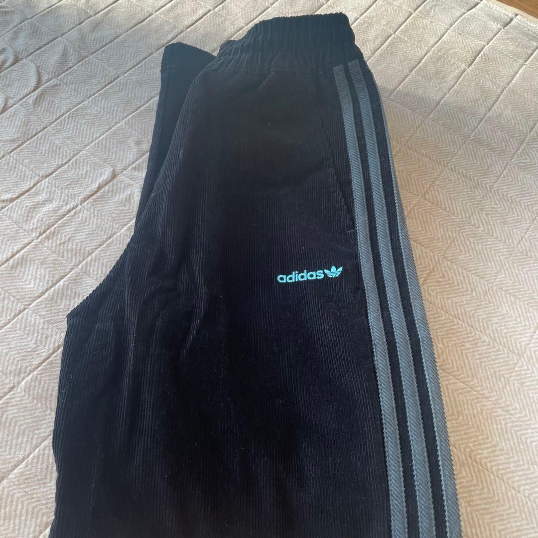 adidas originals コーデュロイパンツ ブラック