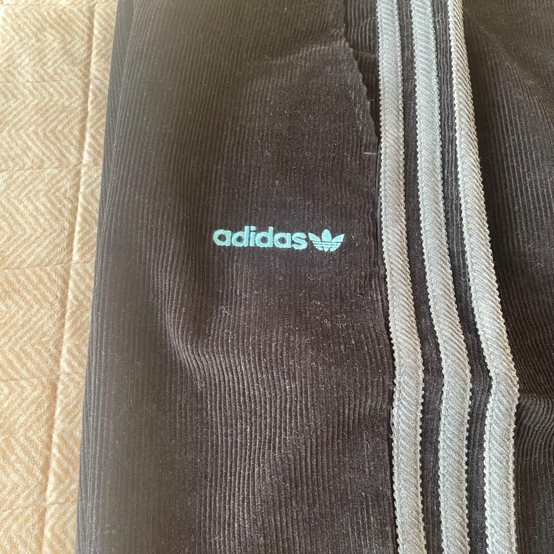 adidas originals コーデュロイパンツ ブラック