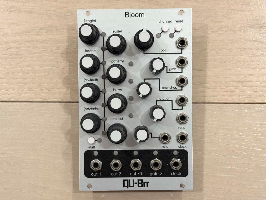 Qu-Bit Bloom v1 フラクタルシーケンサー シルバー＆黒パネル 元箱