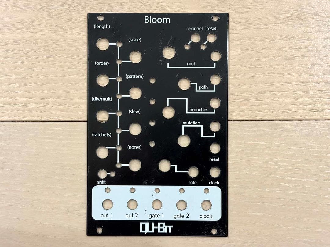 Qu-Bit Bloom v1 フラクタルシーケンサー シルバー＆黒パネル 元箱