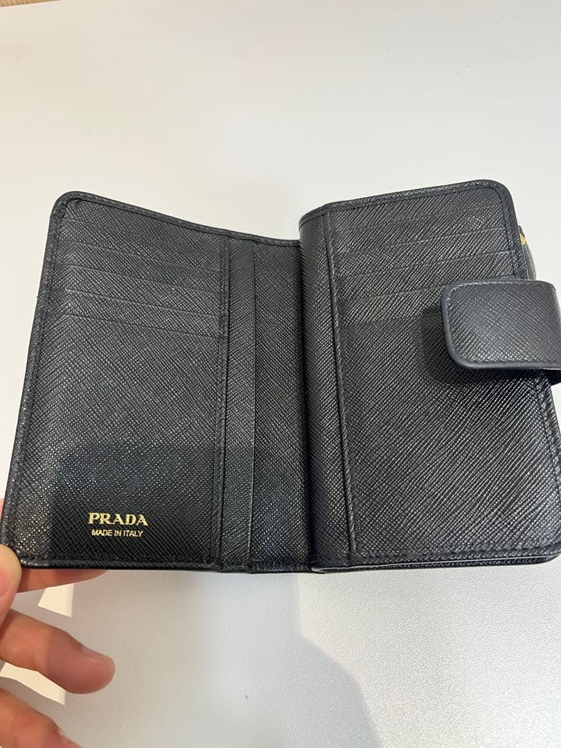PRADA ブラックレザー 二つ折り財布