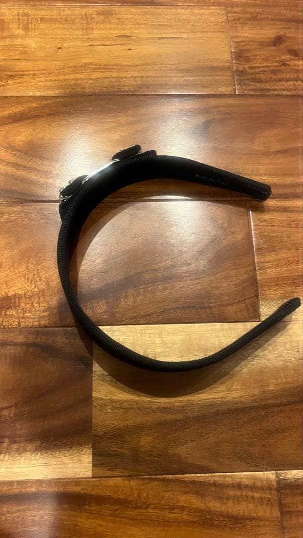 正規品　 フェラガモストーン付き黒カチューシャ