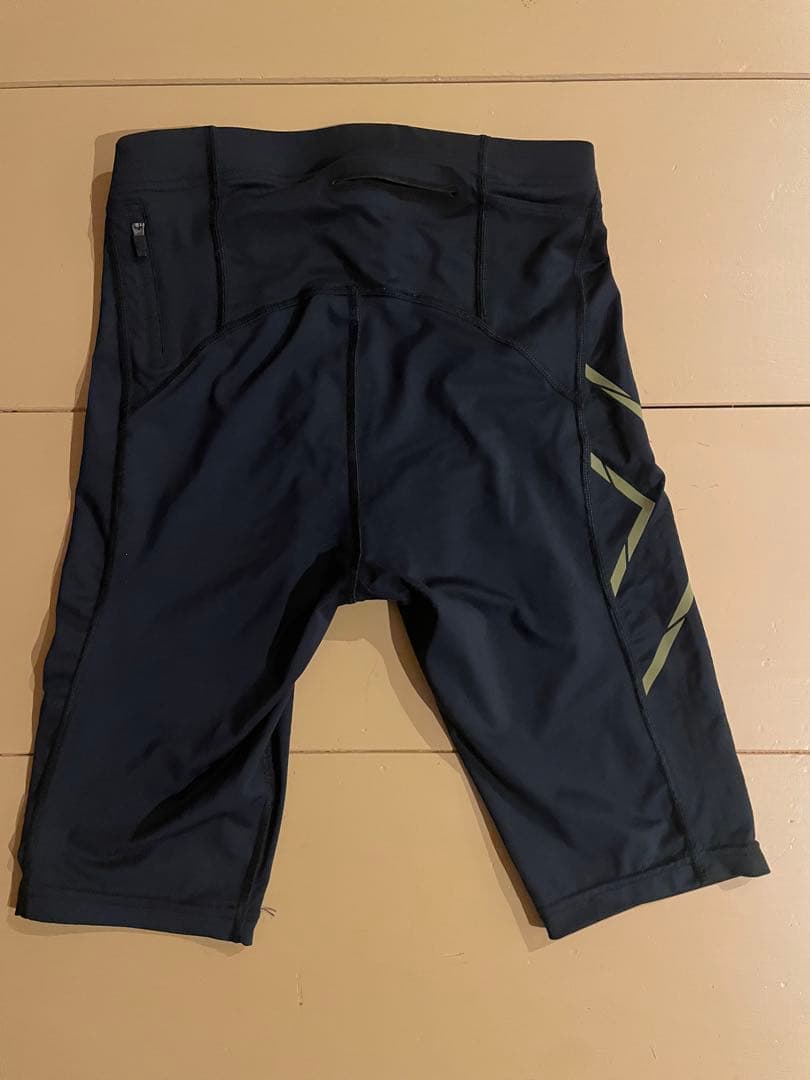 2XU 黒 ゴールドロゴ ハーフタイツ XS