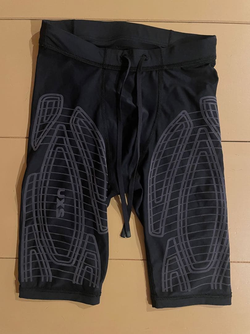 2XU 黒 ゴールドロゴ ハーフタイツ XS