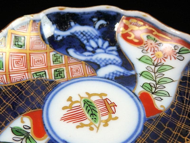 大聖寺伊万里　染錦　捻り紋　払子に芭蕉葉の図　豆皿　B053S-fbbl