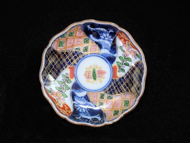 大聖寺伊万里　染錦　捻り紋　払子に芭蕉葉の図　豆皿　B053S-fbbl