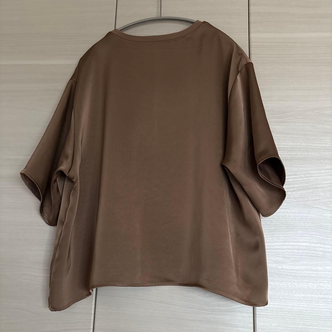 【新品未使用タグ付き】 UNIQLO サテンオーバーサイズショートブラウス五分袖