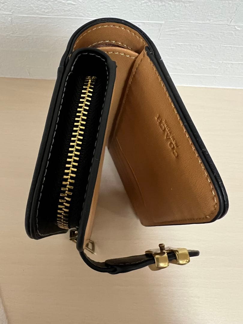 《新品》コーチ　タビー　ミディアムウォレット 二つ折り財布 金色バックル