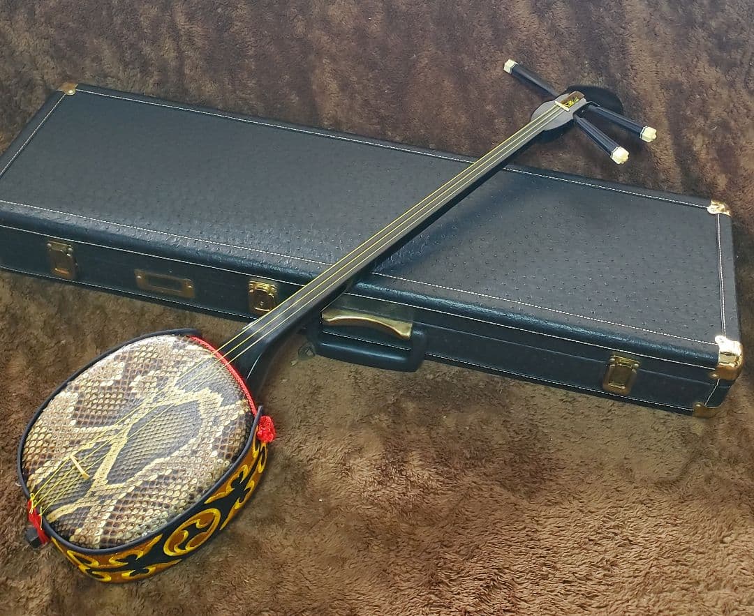 三線 蛇皮 強化張り 真壁型 オーストリッチハードケース 鍵付 黒塗り 沖縄