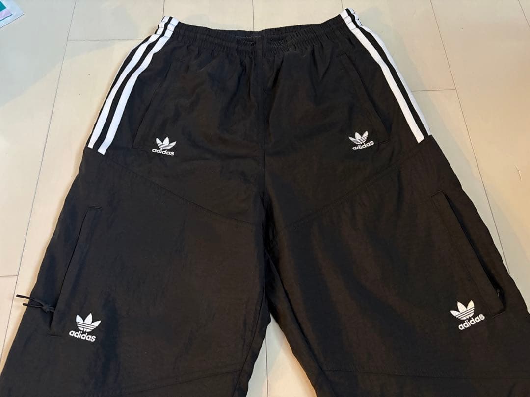adidas アディカラークラシックス Disrupted アイコンセットアップ