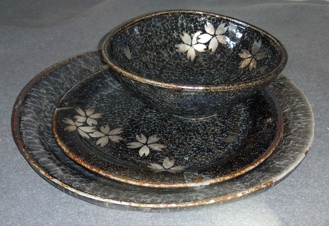 美濃焼の名工 三浦繁久作品　鼠志野紅葉紋様の向付け中鉢と中皿と大皿 の三種類
