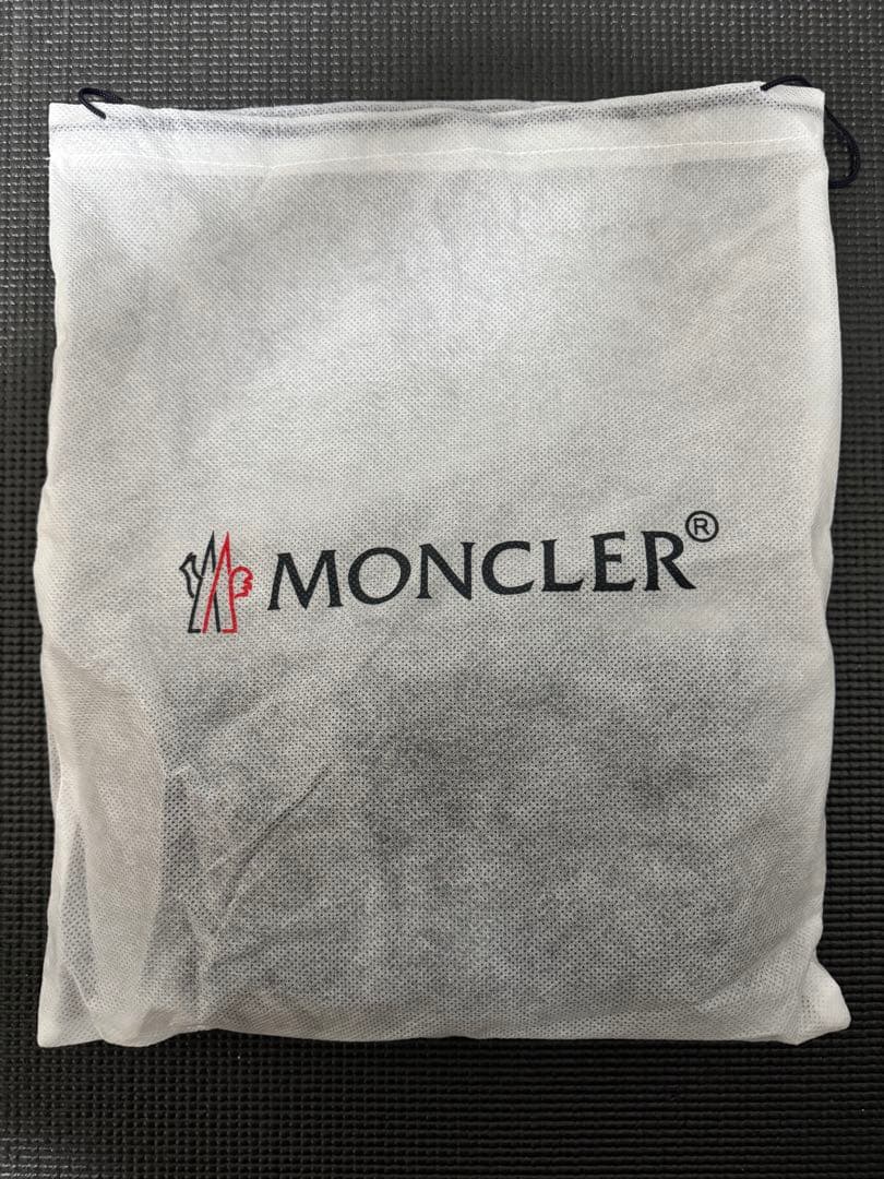 大幅値下げ！　MONCLER ブラック ニット帽 収納袋付き