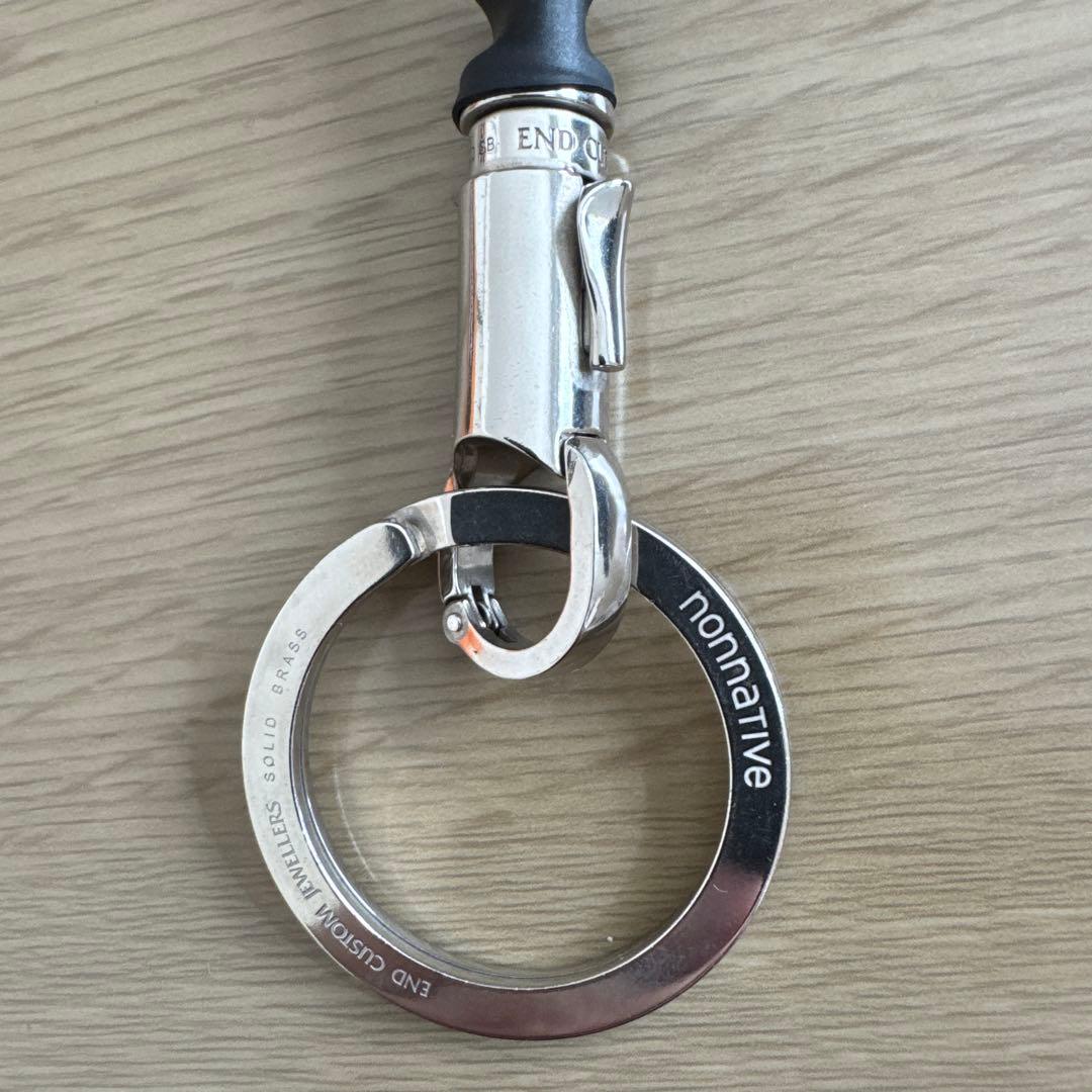 アクセサリー VOYAGER KEY RING WITH LEATHER STRAP