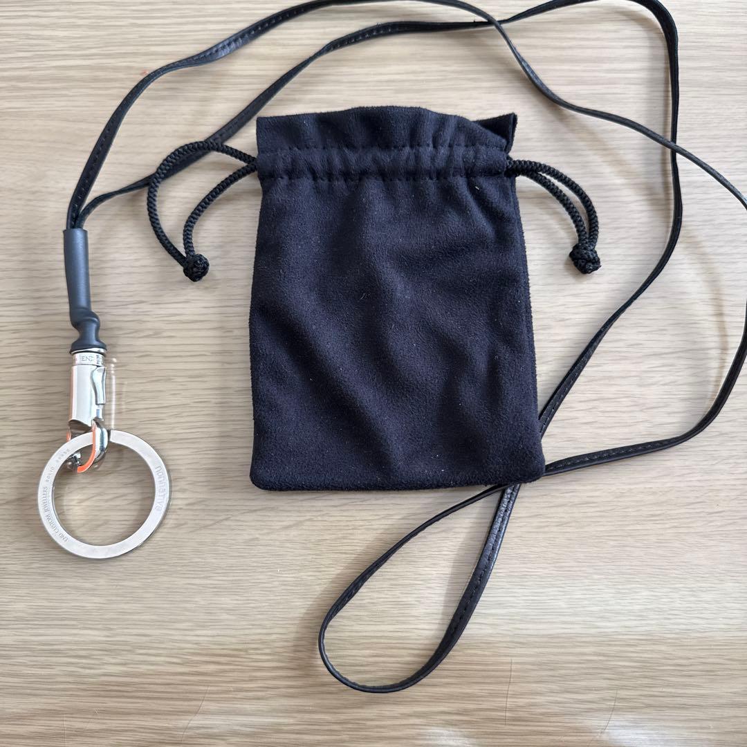 アクセサリー VOYAGER KEY RING WITH LEATHER STRAP