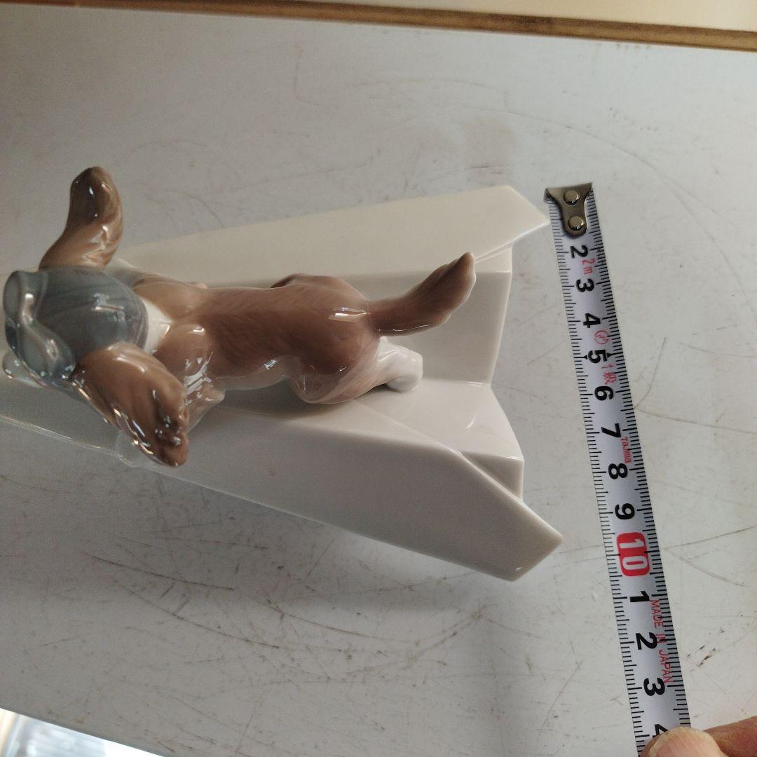 犬のフィギュア 陶器製 飛行機の翼