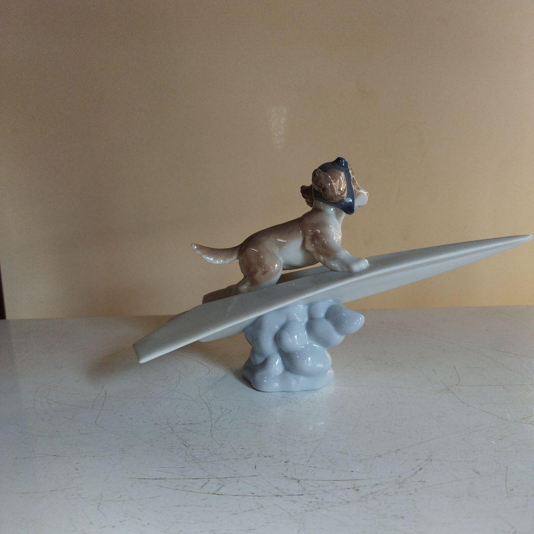 犬のフィギュア 陶器製 飛行機の翼