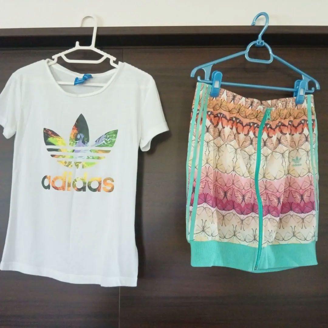 adidas Tシャツ、マルチカラースカート、CAPセット