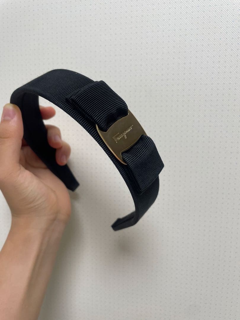 フェラガモ　FERRAGAMO ブラックカチューシャ