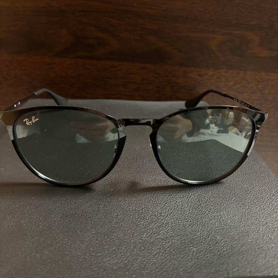 人気モデル　Ray-Ban ブラックフレーム サングラス　レンズライトグリーン