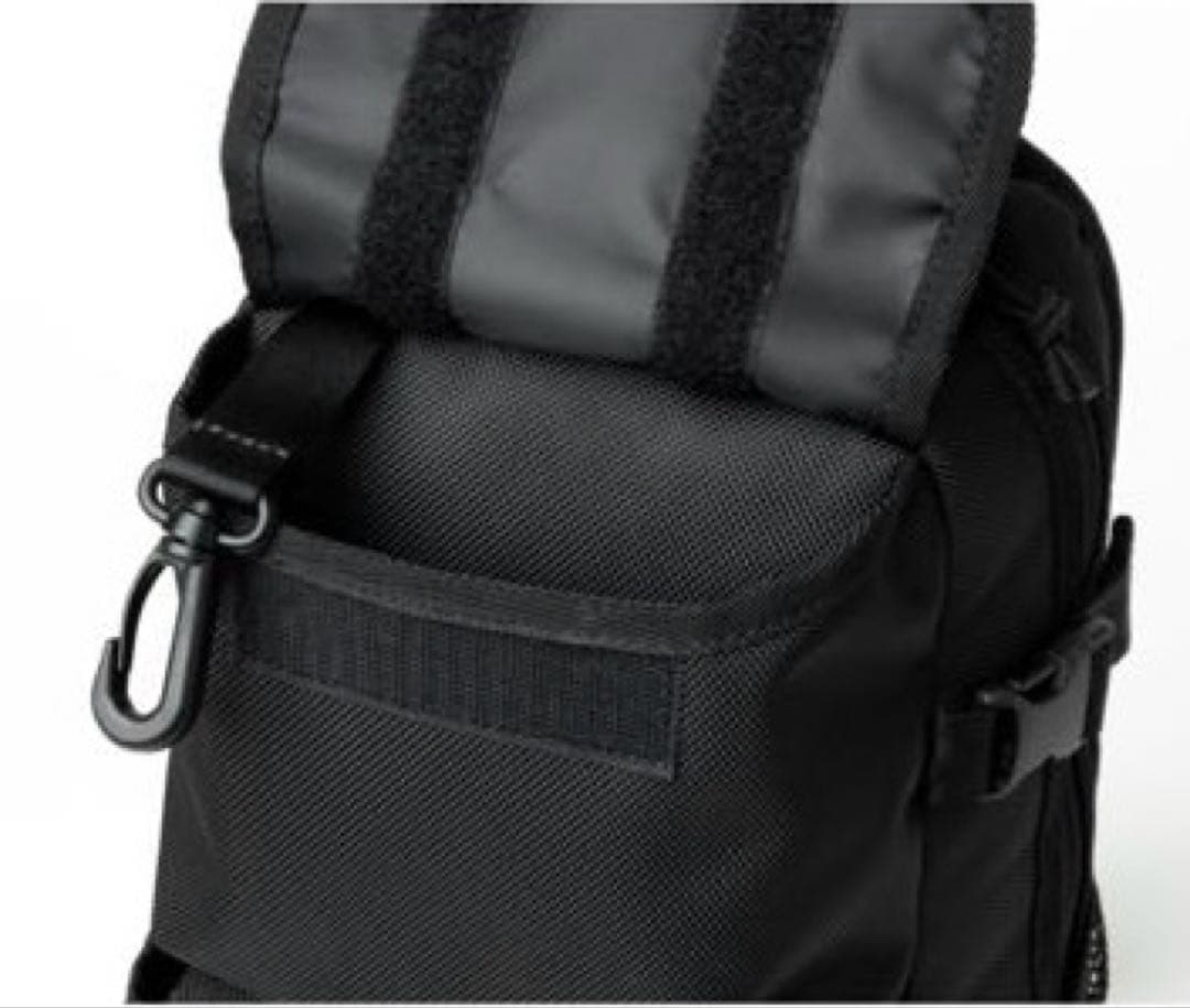 Y'sとNEW ERAのコラボ スリングボディバッグ
