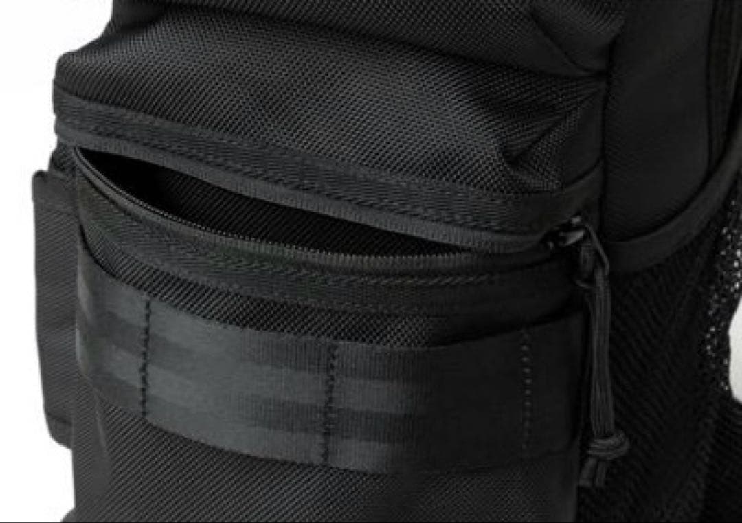 Y'sとNEW ERAのコラボ スリングボディバッグ