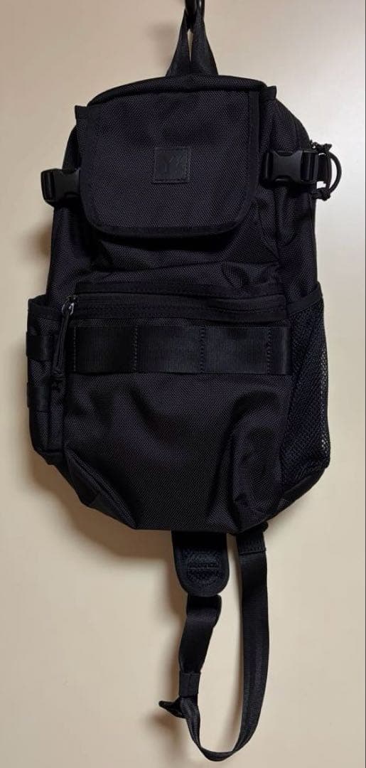 Y'sとNEW ERAのコラボ スリングボディバッグ