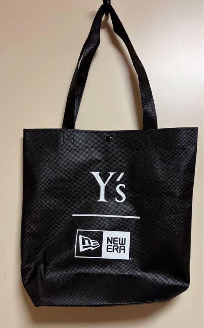 Y'sとNEW ERAのコラボ スリングボディバッグ