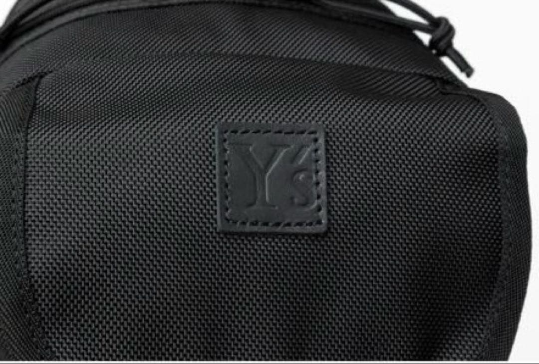 Y'sとNEW ERAのコラボ スリングボディバッグ