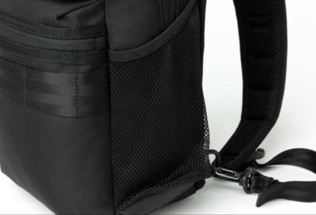 Y'sとNEW ERAのコラボ スリングボディバッグ