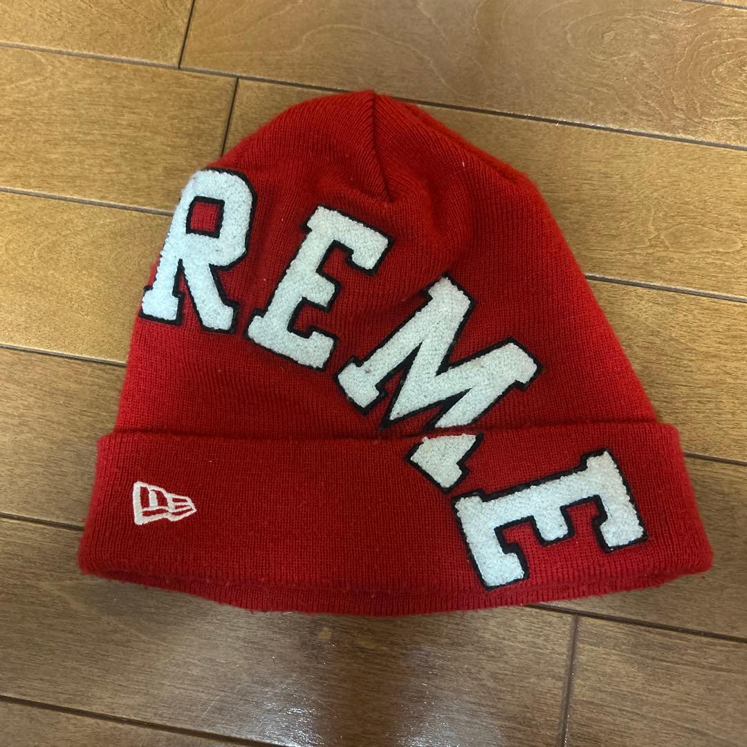 シュプリームNew Era コラボ赤 ニット帽 ロゴ入り