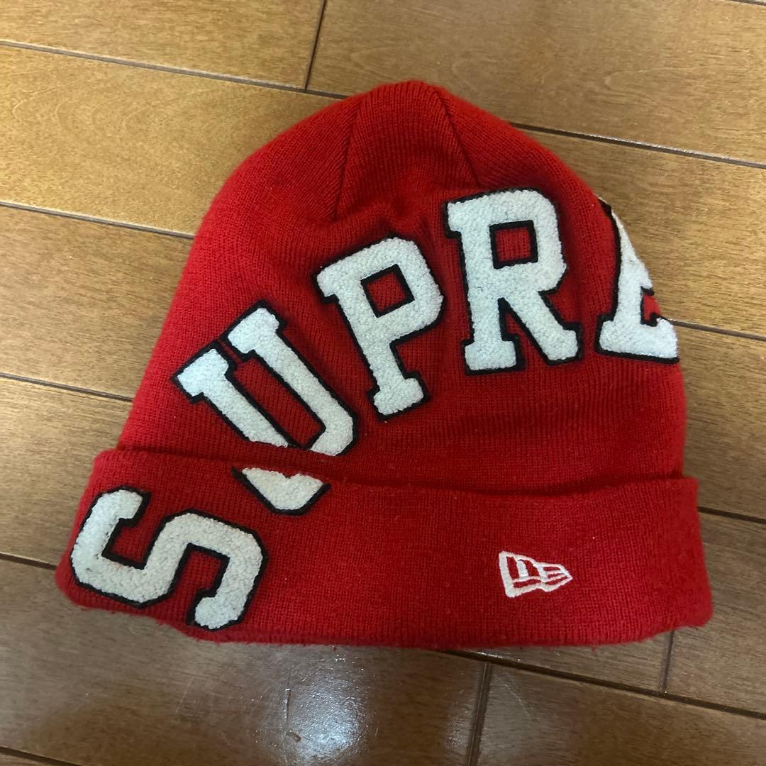 シュプリームNew Era コラボ赤 ニット帽 ロゴ入り