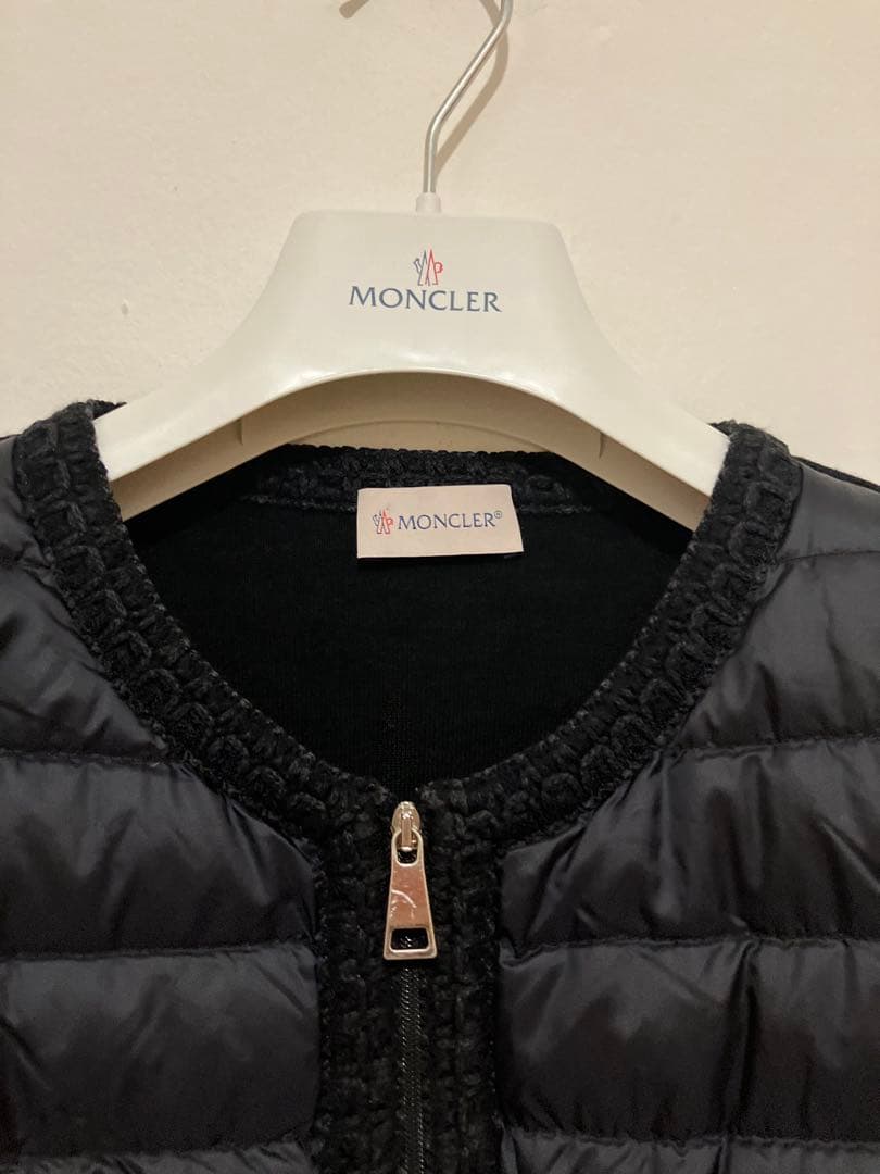 Moncler モンクレール　エンブロイダリが素敵なニットとダウンのカーディガン