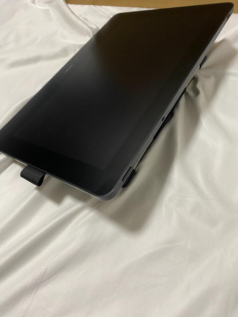 Wacom Cintiq Pro 16 (2021)　別売りのスタンド付き