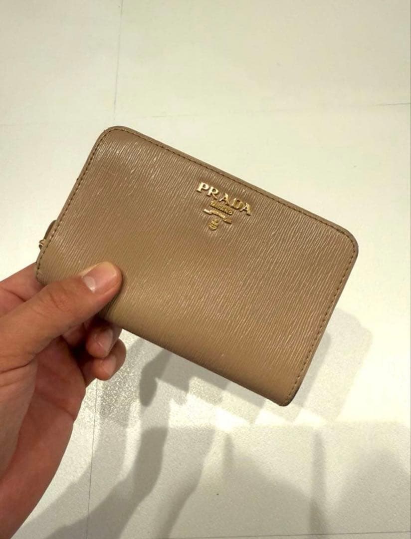 PRADA 二つ折り財布 ベージュ レザー　コンパクト財布