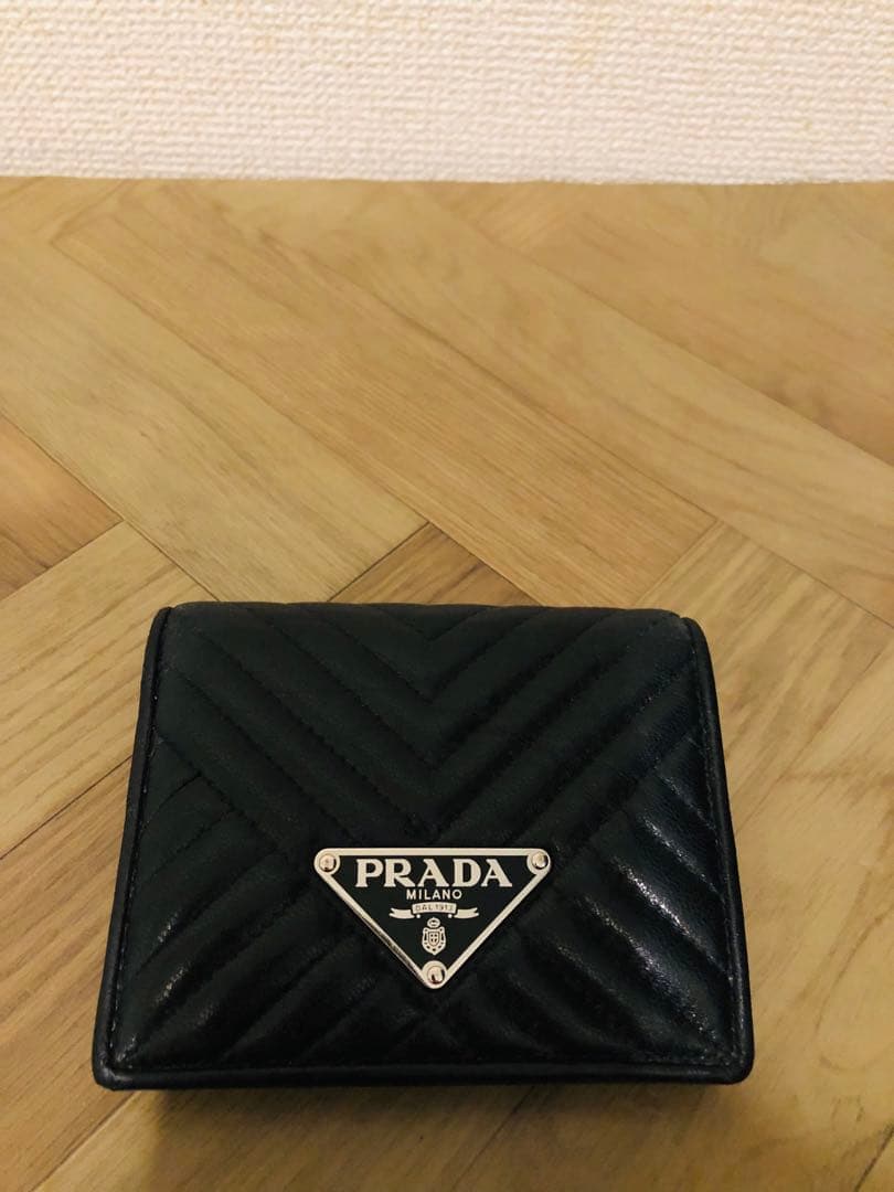 PRADA ブラック 二つ折り財布 キルティング