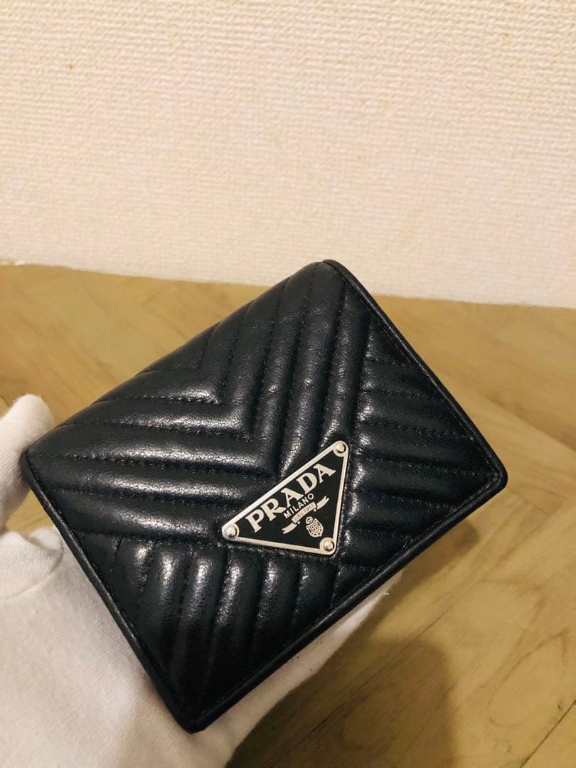 PRADA ブラック 二つ折り財布 キルティング
