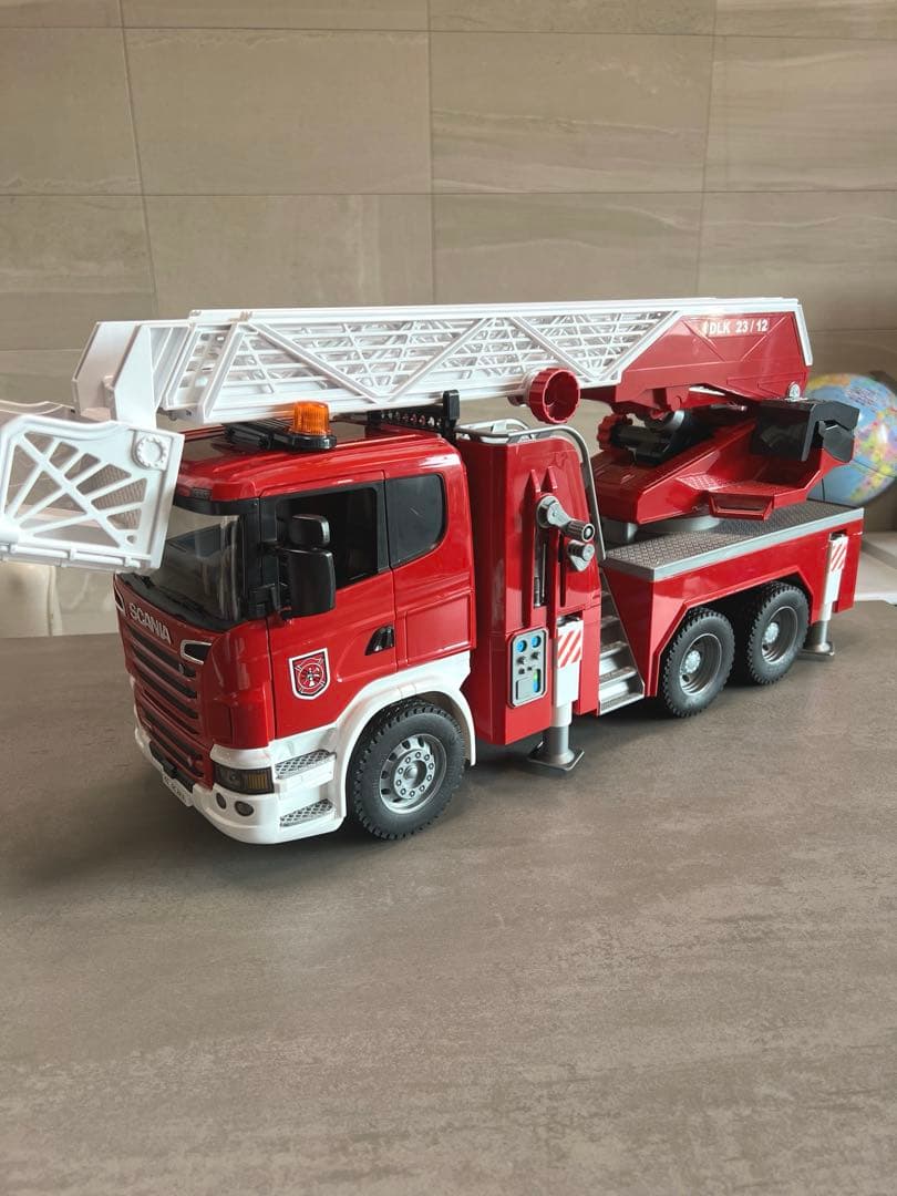 bruder社　SCANIA消防車　働く車