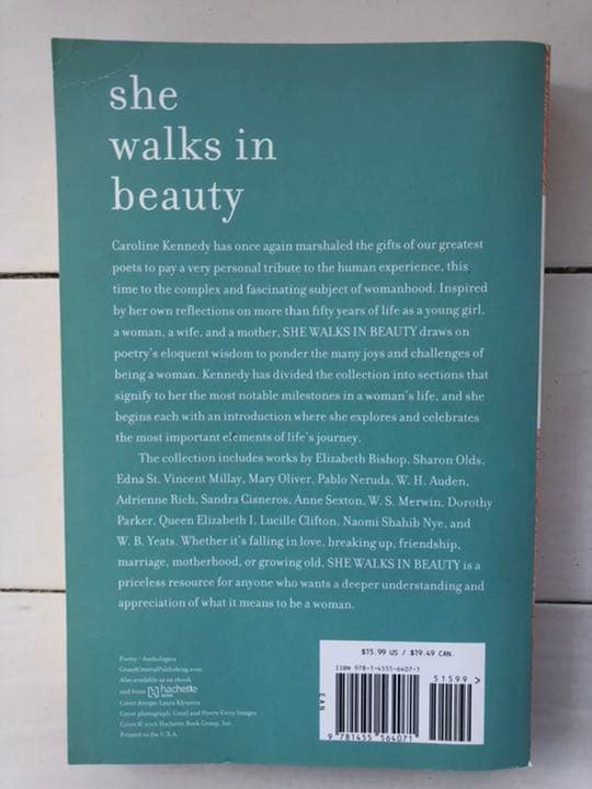 洋書 She Walks in Beauty : Caroline Kennedy