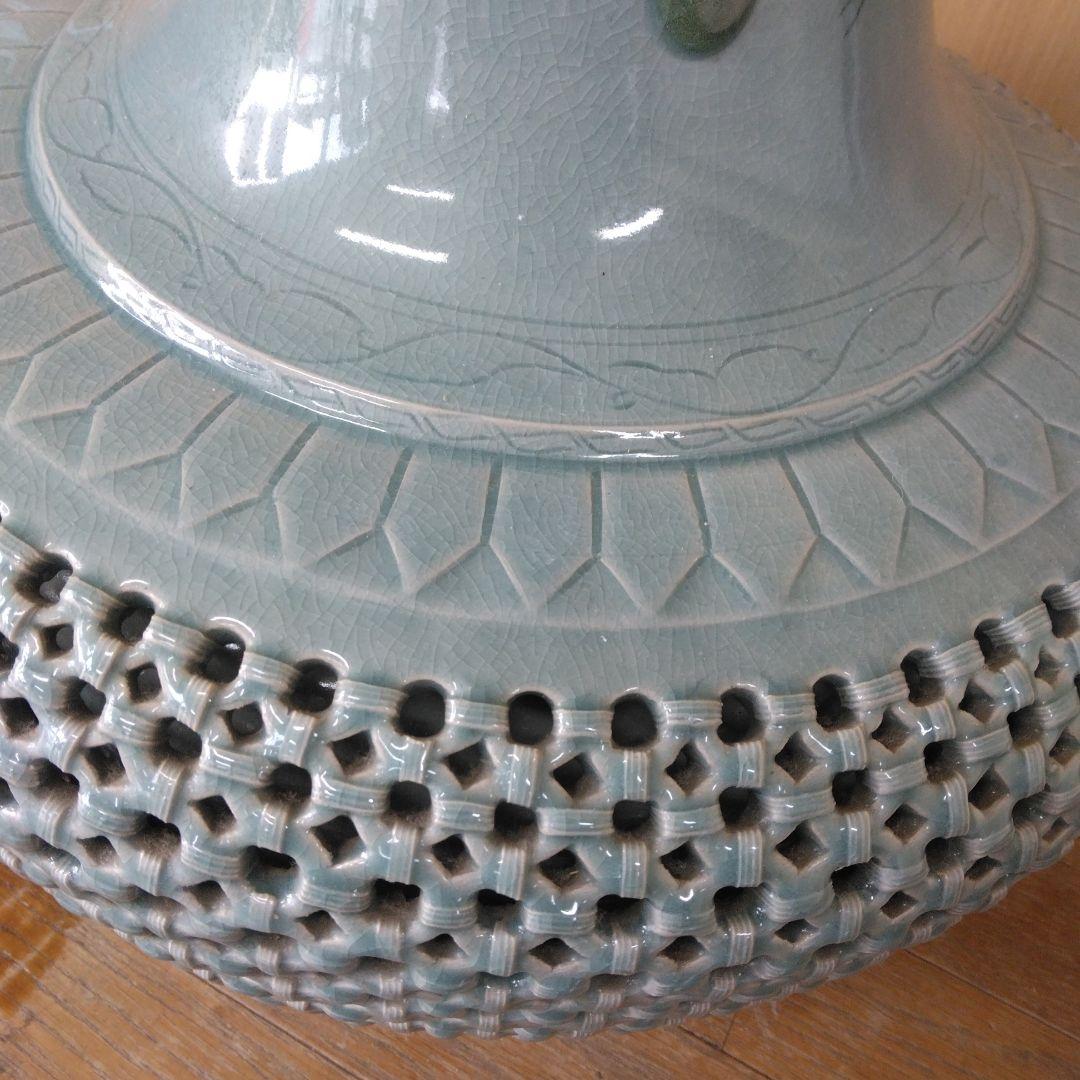 青磁陶器 大型壺 象の持ち手付き