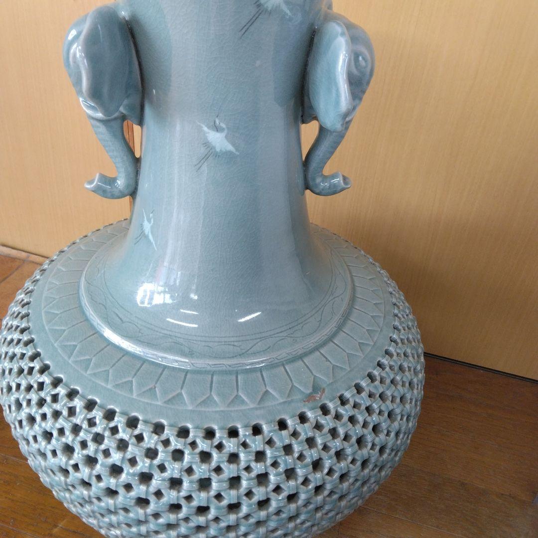 青磁陶器 大型壺 象の持ち手付き