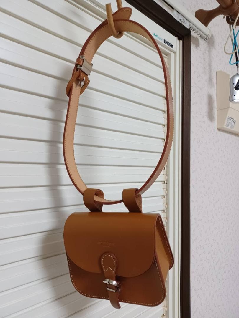 未使用美品、クレージュのウエストポーチ　一枚革　ベルト付き
