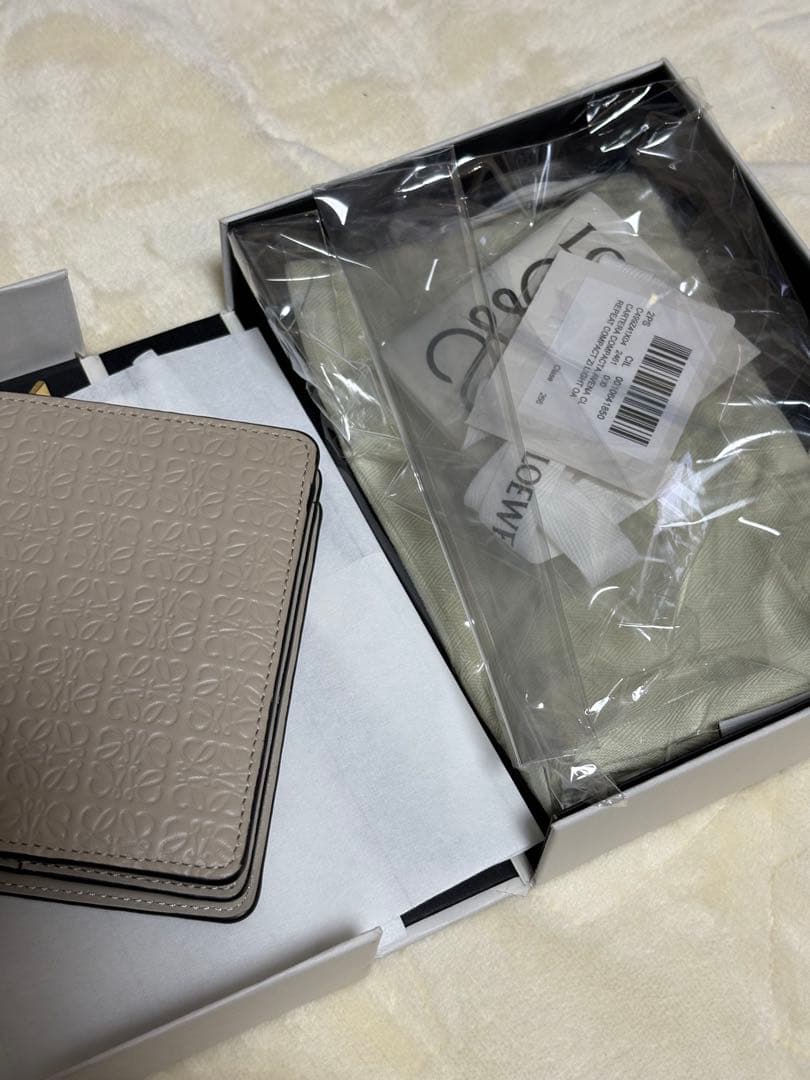 【新品同様】ロエベ　リピート　二つ折り財布　ベージュ　コンパクト財布　付属品
