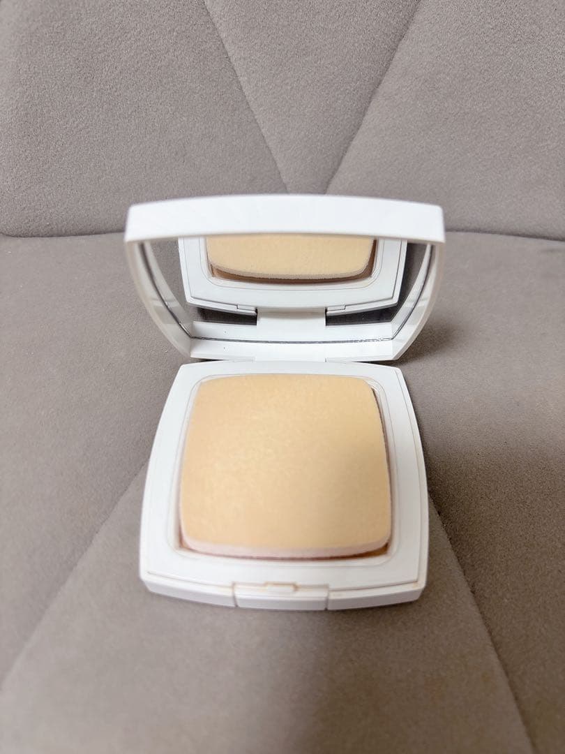 CHANEL LE BLANC パウダーファンデーション 20 ベージュ