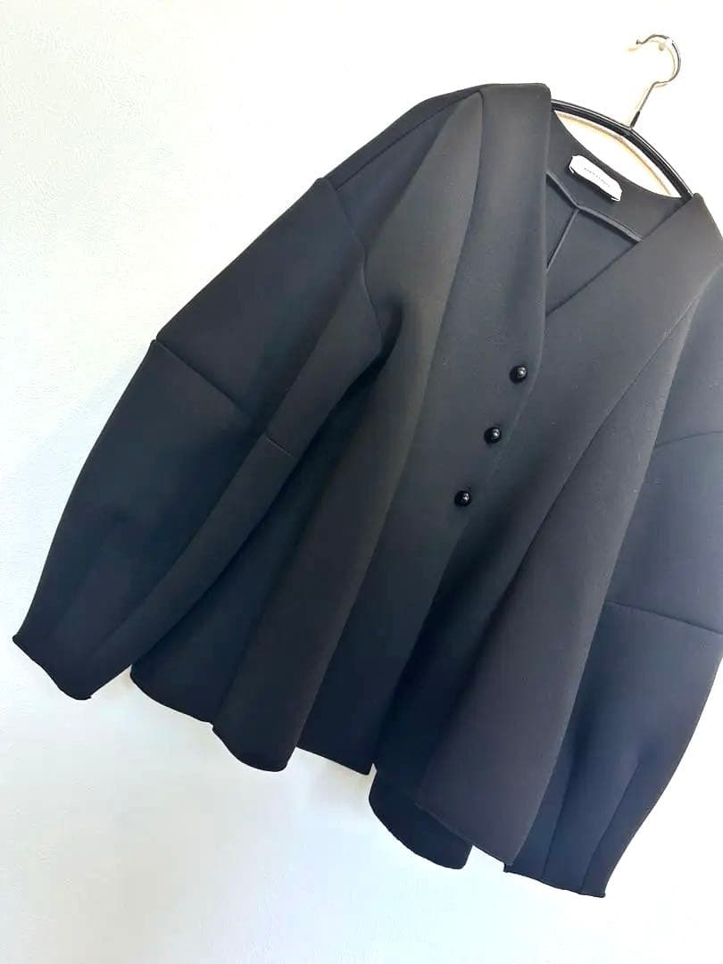 美品　アダムエロペ　ペプラムダンボールカーディガン　ブラック