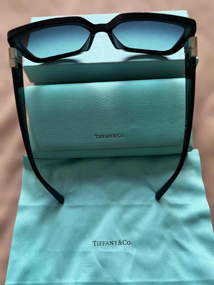 Tiffany & Co. ブラックサングラス ケース付き