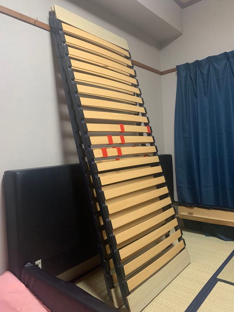 クイーンベッドフレーム 木製スラット 赤い調整パーツ付き　引き取り限定