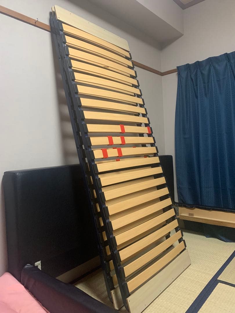 クイーンベッドフレーム 木製スラット 赤い調整パーツ付き　引き取り限定