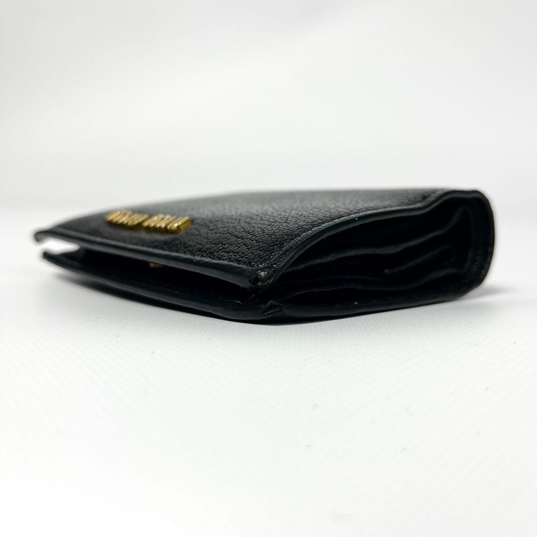 レア✨ミュウミュウ ２つ折り財布 ロゴ金具 レザー マルチカラー ブラック